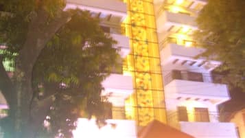 Fachada de la propiedad por la tarde o noche