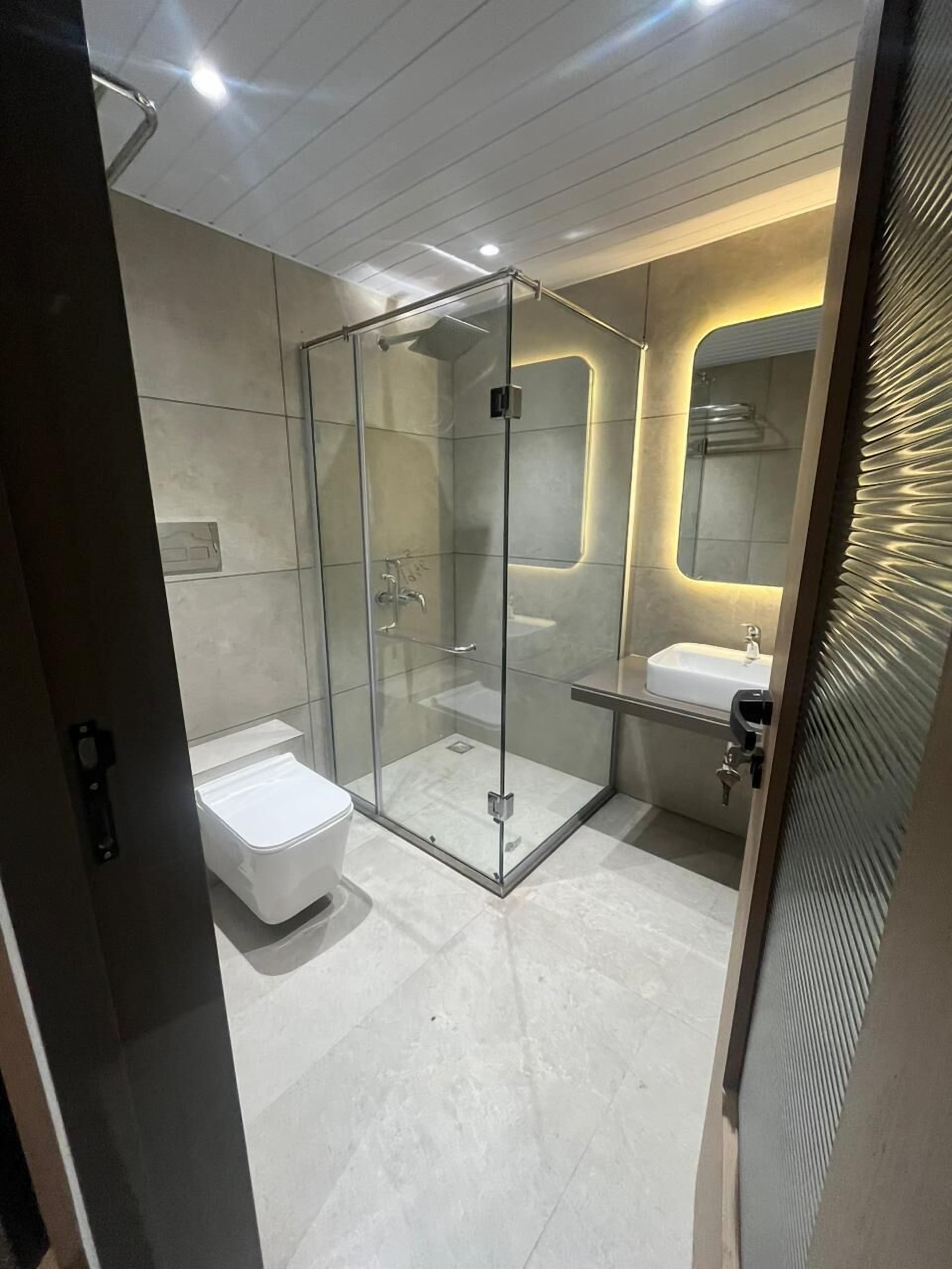 Chambre Double Premium | Salle de bain | Douche, articles de toilette gratuits, serviettes fournies