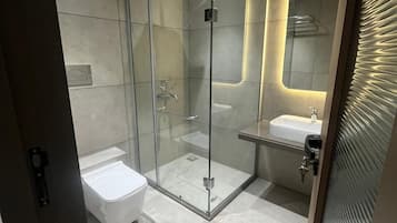 Chambre Double Premium | Salle de bain | Douche, articles de toilette gratuits, serviettes fournies