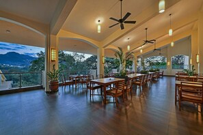 Coffee shop - Fariyas Resort Lonavala (Mawal)