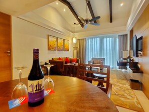 Suite | Essbereich im Zimmer