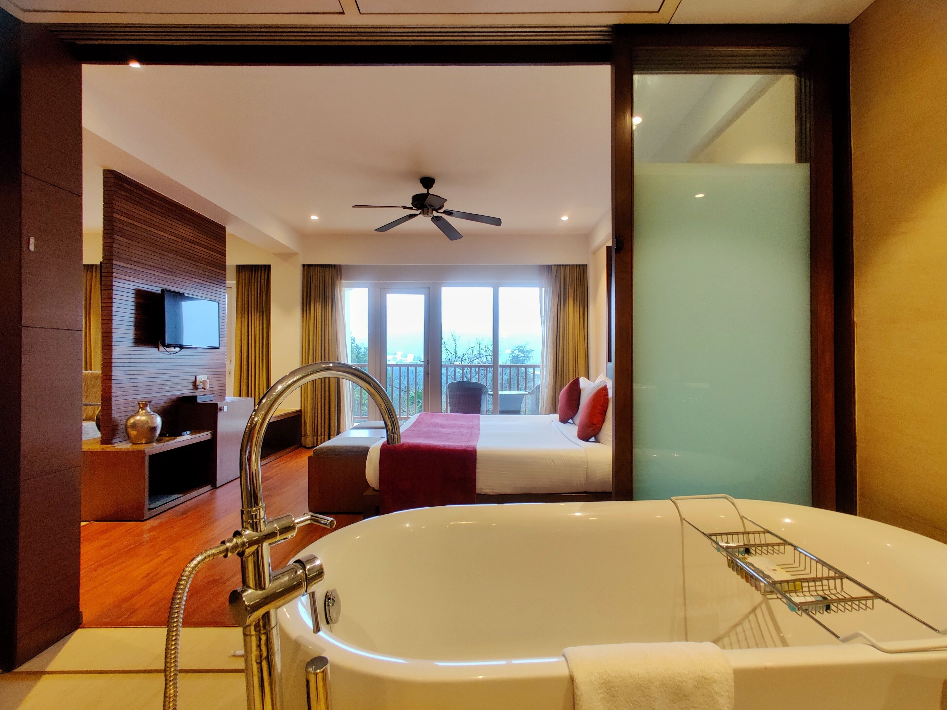 Classic Suite | Bathroom | Combined shower/bathtub, deep-soaking bathtub, free toiletries