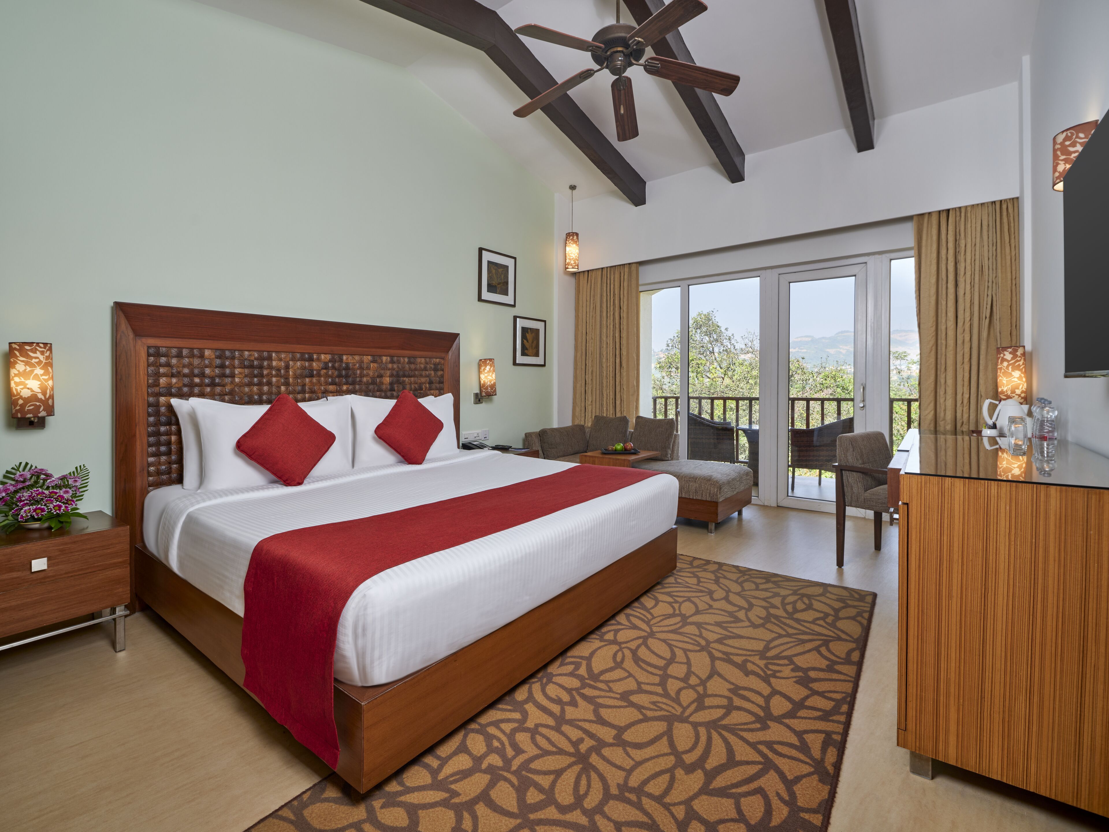 고급 침구, 미니바, 객실 내 금고, 책상