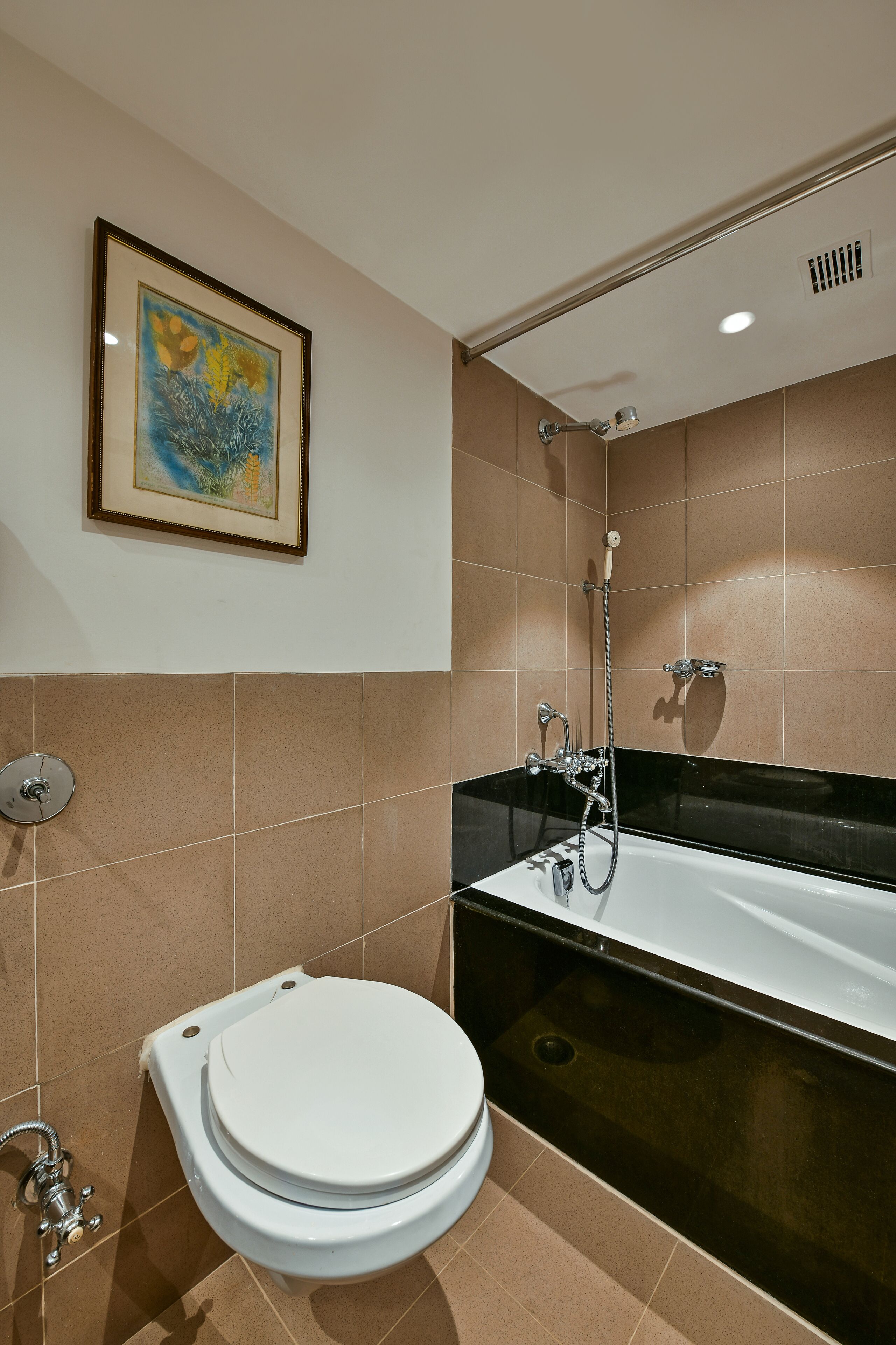 Un baño con inodoro, bañera y ducha.