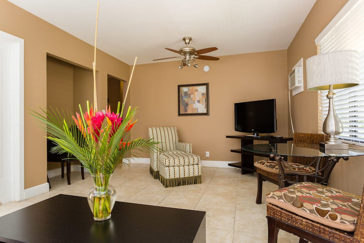 Standard Room, 1 Bedroom, Non Smoking (Suite- 6) | Individually decorated, individually furnished, iron/ironing board
