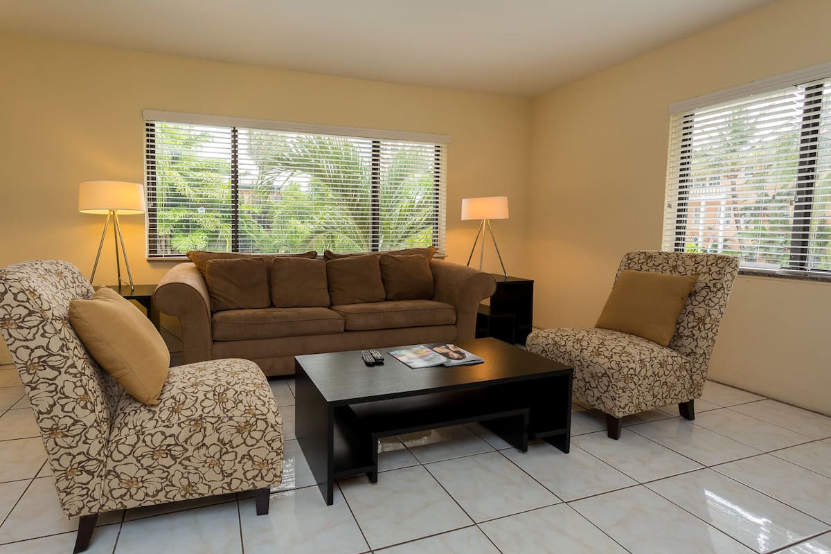 Standard Room, 1 Bedroom, Non Smoking (Suite- 7) | Iron/ironing board, WiFi (free), individually decorated