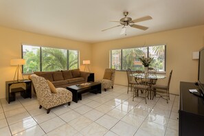 Habitació estàndard, 1 dormitori, no fumadors (Suite- 7) | Decoració individual, mobiliari individual i planxa i posts de planxar 