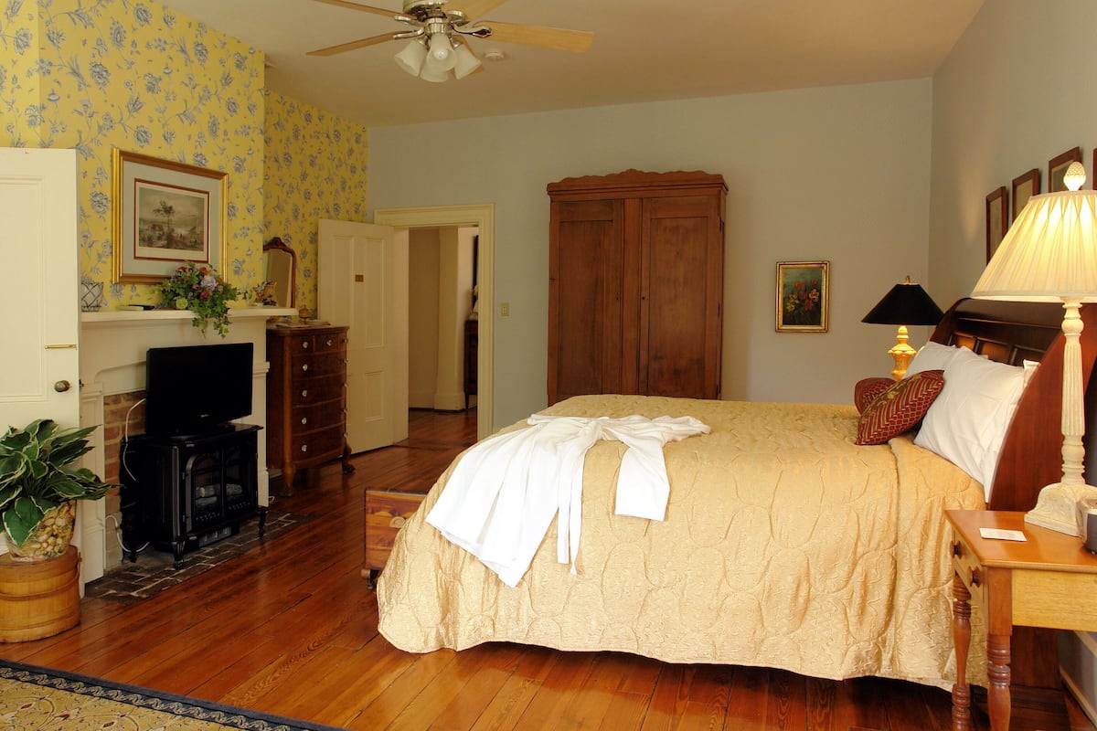 Deluxe Room, 1 King Bed | Premium bedding, pillowtop beds, individually decorated