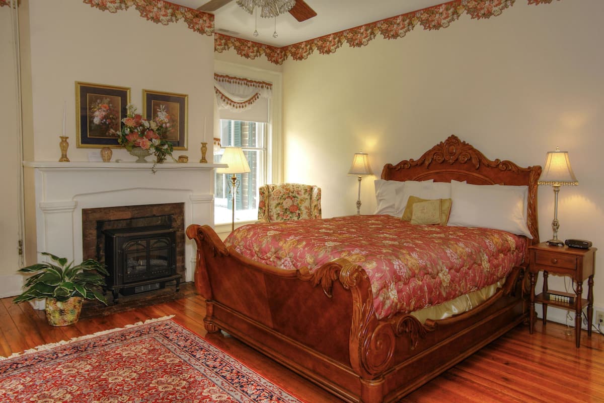 Deluxe Single Room, 1 Queen Bed | Premium bedding, pillowtop beds, individually decorated