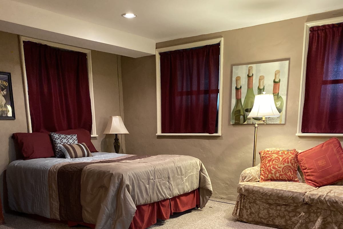 Basic Single Room, 1 Queen Bed | Premium bedding, pillowtop beds, individually decorated