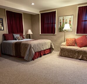 Basic Single Room, 1 Queen Bed | Premium bedding, pillowtop beds, individually decorated - Rockwood Manor (Dublin)