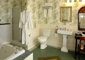 A bathroom with a bathtub, toilet, sink, and a mirror. - Rockwood Manor (Dublin)