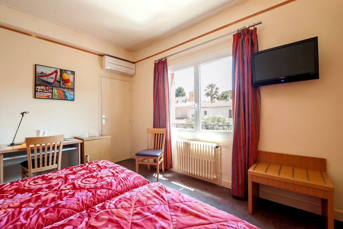 Double or Twin Room, Sea View | Minibar, in-room safe, desk, soundproofing