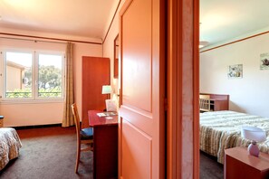 Triple Room | Minibar, in-room safe, desk, soundproofing - Hôtel Le Provençal (Roquebrune-sur-Argens)
