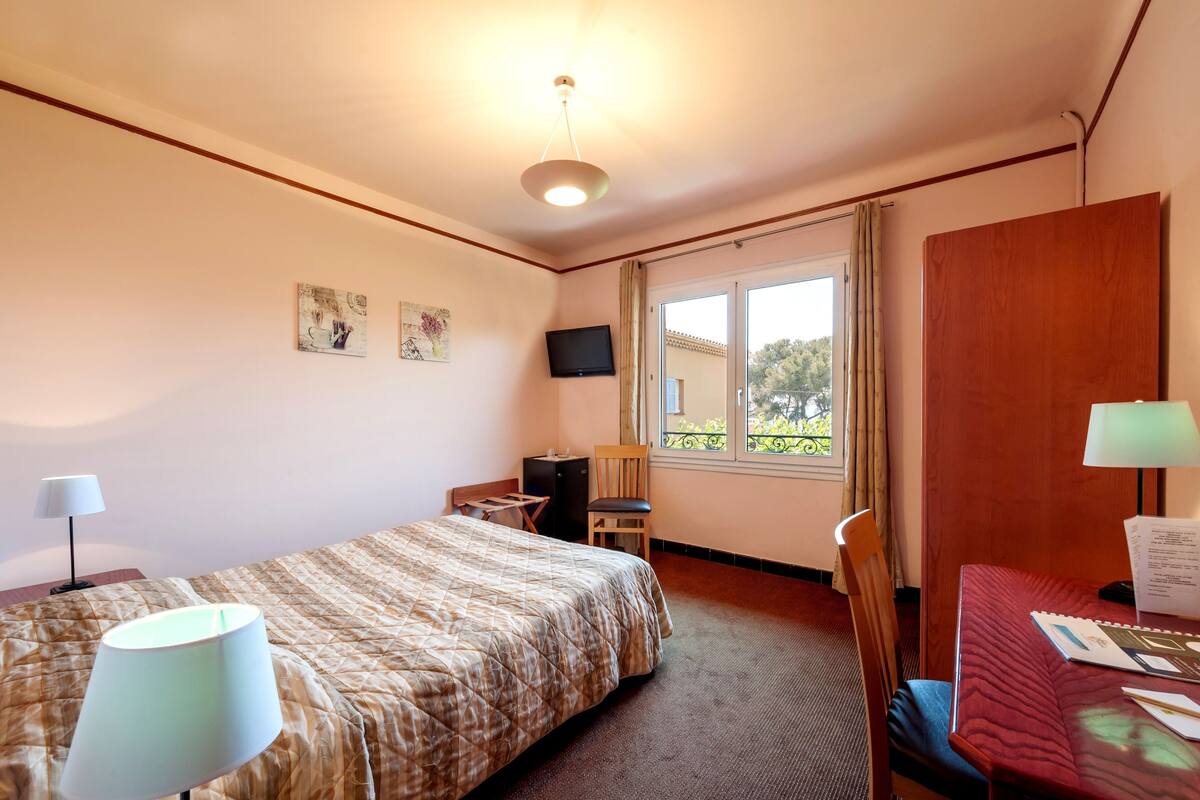 Single Room | Minibar, in-room safe, desk, soundproofing