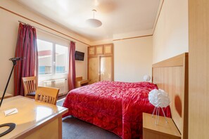 Double or Twin Room, Sea View | Minibar, in-room safe, desk, soundproofing - Hôtel Le Provençal (Roquebrune-sur-Argens)
