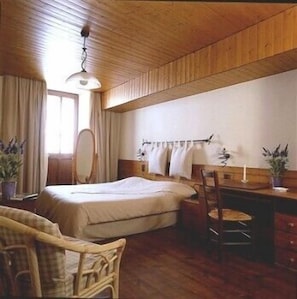 Double Room | Desk, free cots/infant beds, free WiFi