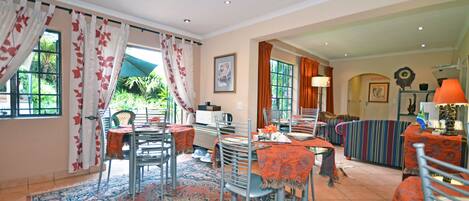 Desayuno buffet todos los días (ZAR 80.00 por persona)