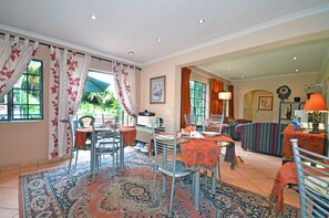 Bữa sáng buffet hàng ngày (80.00 ZAR/mỗi người)