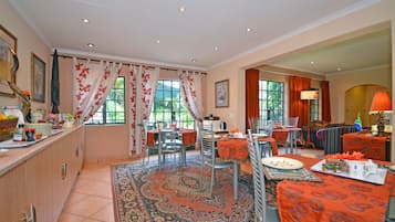 Desayuno buffet todos los días (ZAR 80.00 por persona)
