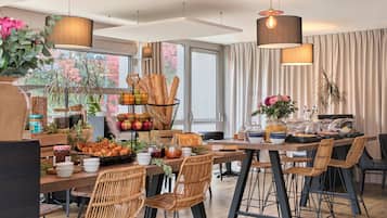 Petit déjeuner buffet (13.50 EUR par personne)