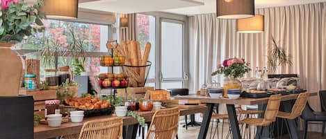 Café da manhã com buffet diário (EUR 13.50 por pessoa)