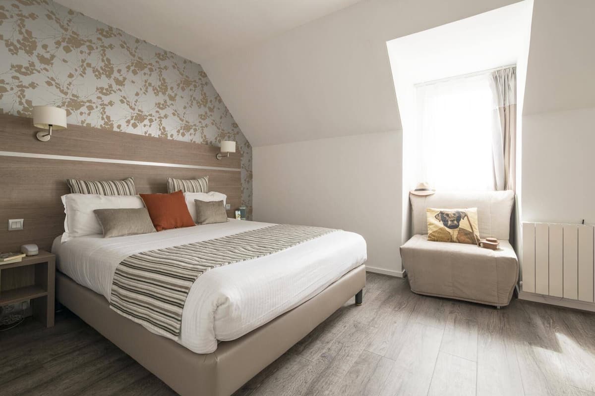 Premium bedding, in-room safe, desk, soundproofing