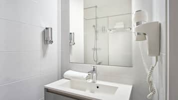 Articles de toilette gratuits, sĂšche-cheveux, serviettes fournies