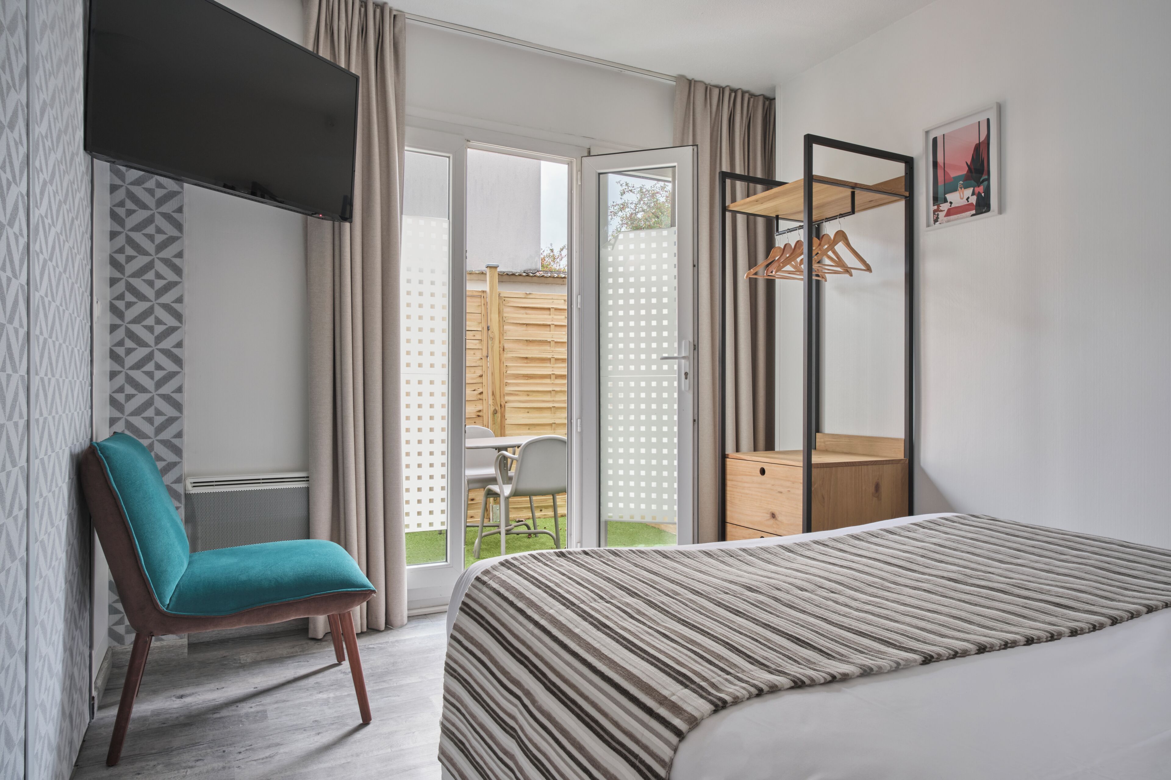 Ropa de cama de alta calidad y caja de seguridad en la habitación 