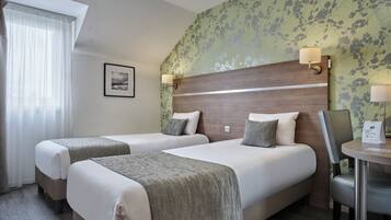 Hochwertige Bettwaren, Zimmersafe, Schreibtisch, schallisolierte Zimmer