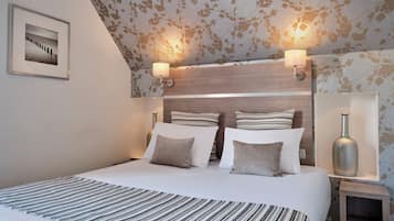 Quarto casal superior | Roupas de cama premium, cofres nos quartos, escrivaninha