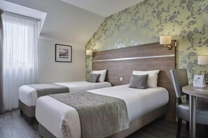 Peralatan tempat tidur premium, peti besi dalam bilik, meja 