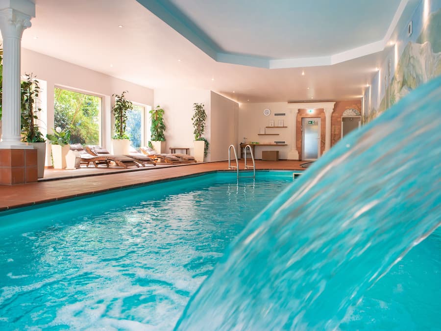 Indoor pool, sun loungers