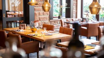 2 restaurants; lunch and dinner served