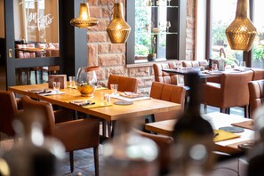 2 restaurantes; se sirve almuerzo y cena