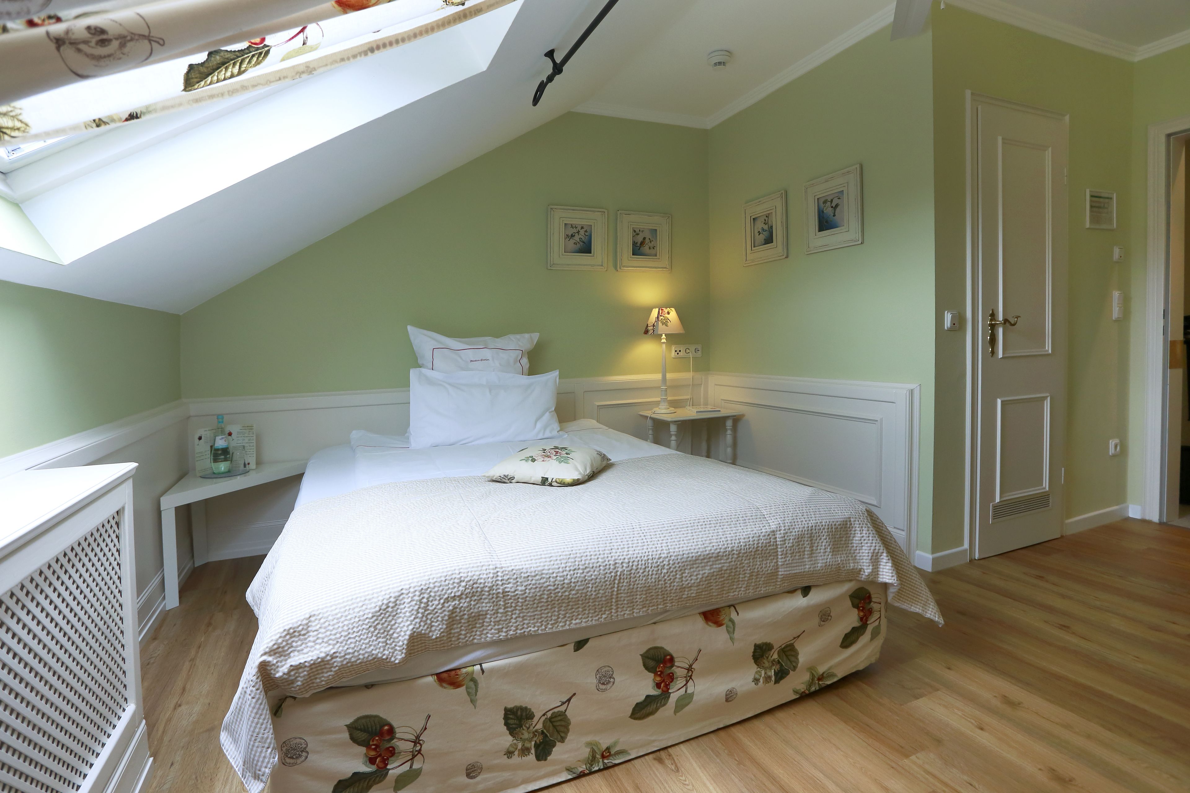 single room, 1 queen bed | hypo-allergenic bedding, in-room safe, individually decorated