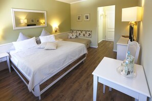 Ropa de cama hipoalergénica y caja de seguridad en la habitación 