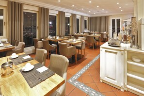 Daily buffet breakfast (EUR 16.50 per person) - Hotel Blesius Garten (Trier)