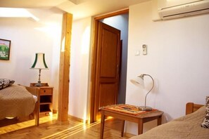 Tabla de planchar con plancha, wifi gratis y ropa de cama