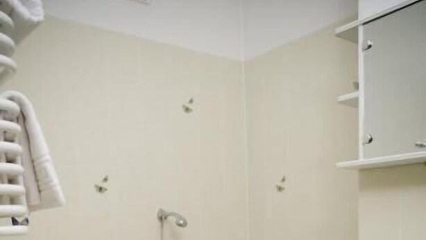 A bathroom with a bathtub, toilet, and sink. - Kolory Guest House (Kraków)