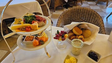 Tägliches großes Frühstück (31.00 EUR pro Person)