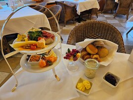 Daily full breakfast (EUR 31.00 per person)