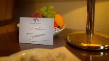 A welcome card from the Atlantic Parkhotel with a fruit bowl in the background.