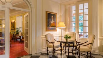 Sala de estar en el lobby