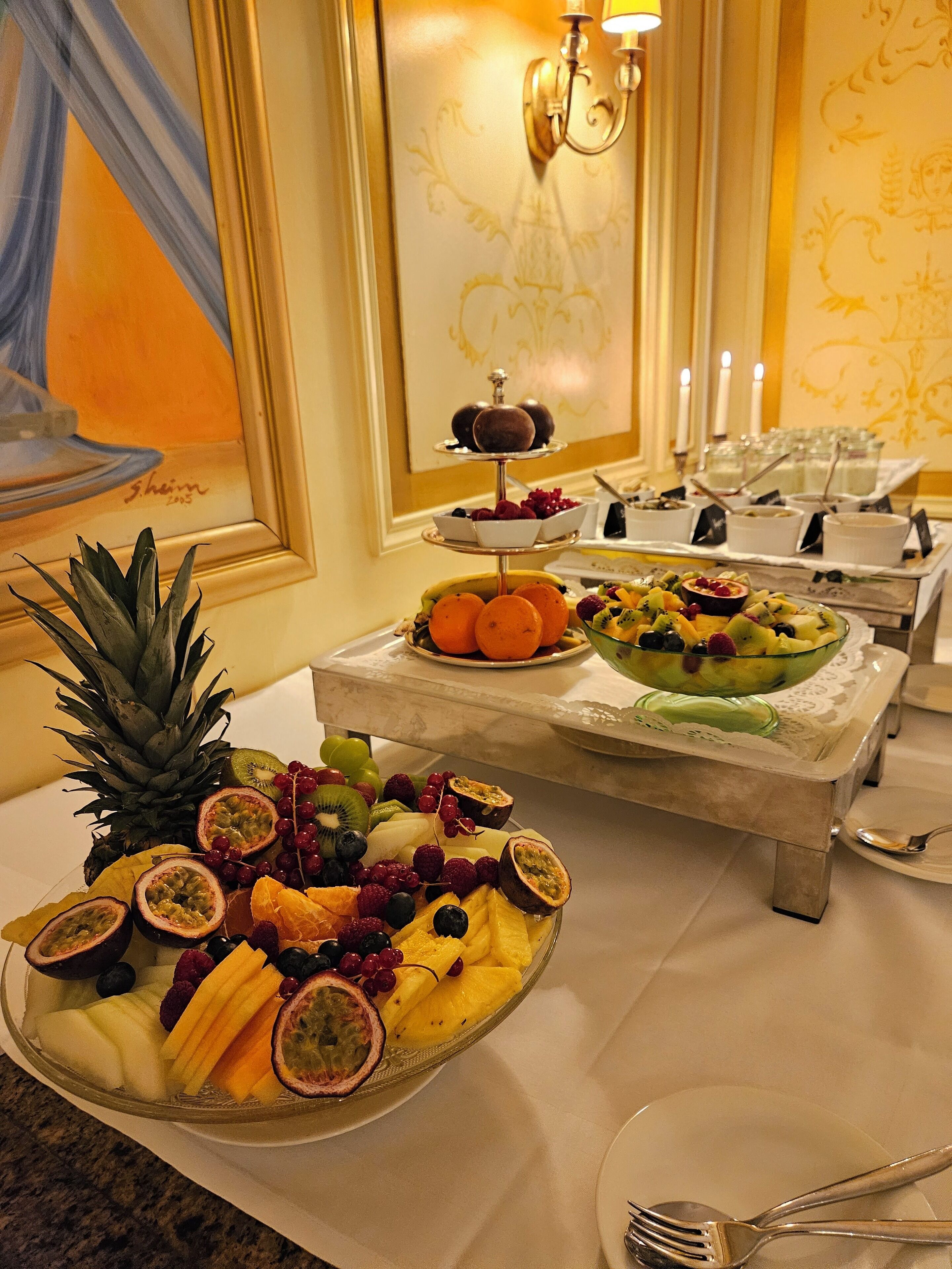 Una taula de buffet amb diverses fruites i postres.