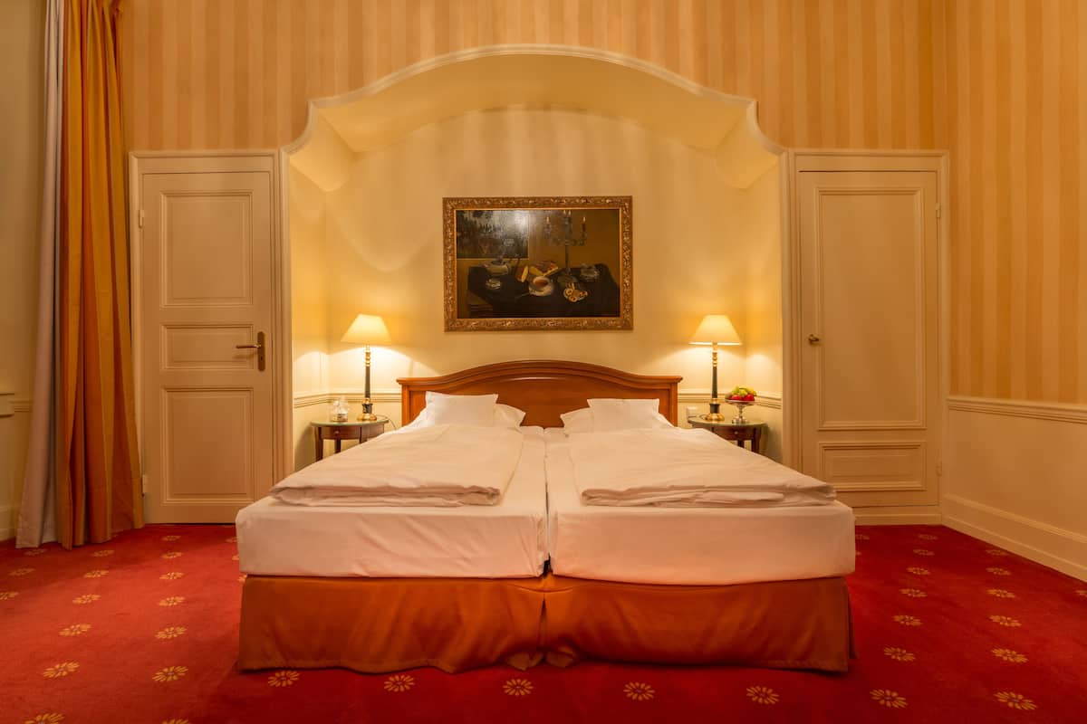 1 quarto, roupas de cama antialérgicas, frigobar, cofres nos quartos