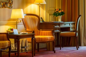 Premium dubbelrum | Allergitestade sängkläder, minibar och värdeförvaringsskåp på rummet