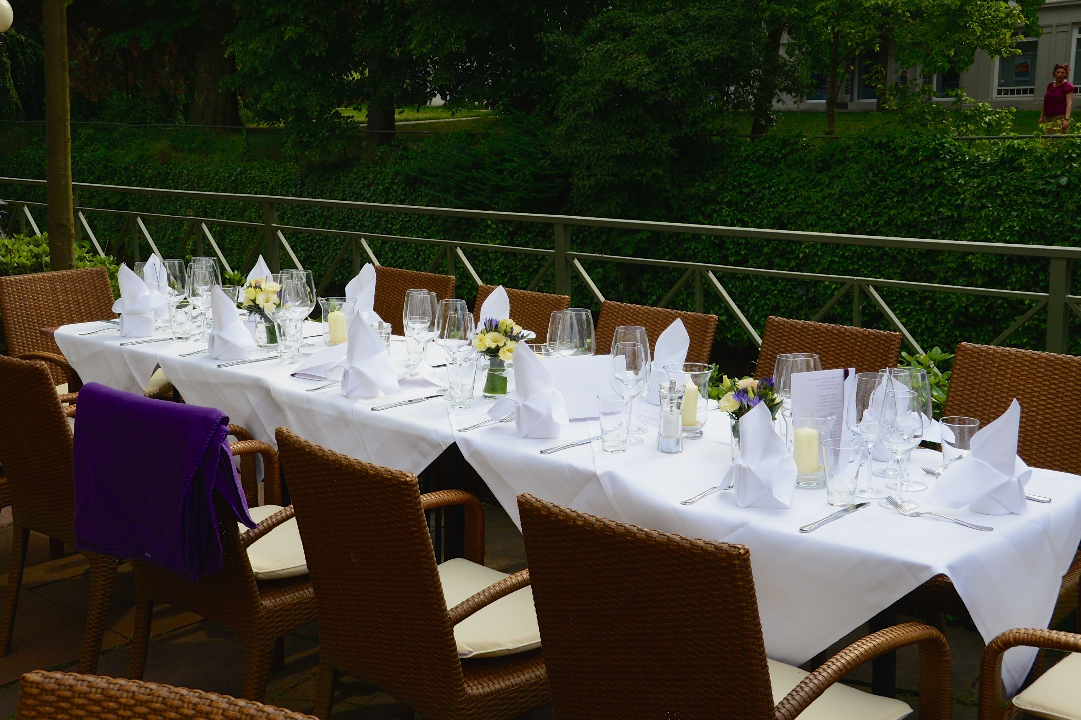 2 restaurants, breakfast, lunch served; international cuisine