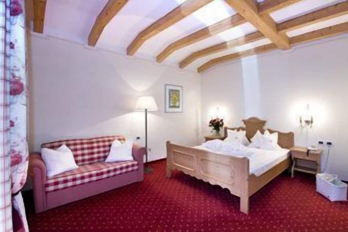 Superior Double Room | Minibar, in-room safe, desk, cots/infant beds