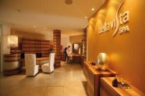 Een sauna, lichaamsbehandelingen, hotstone-massages, sportmassages